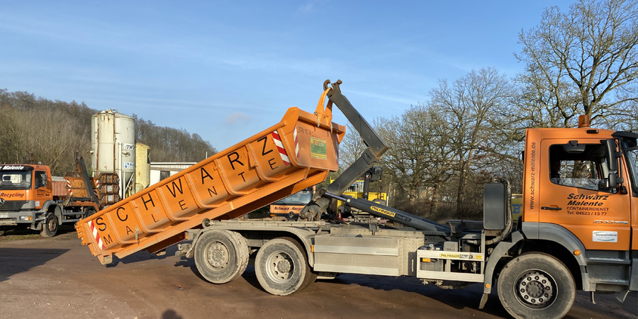 Tankstelle Schwarz Kies-Container